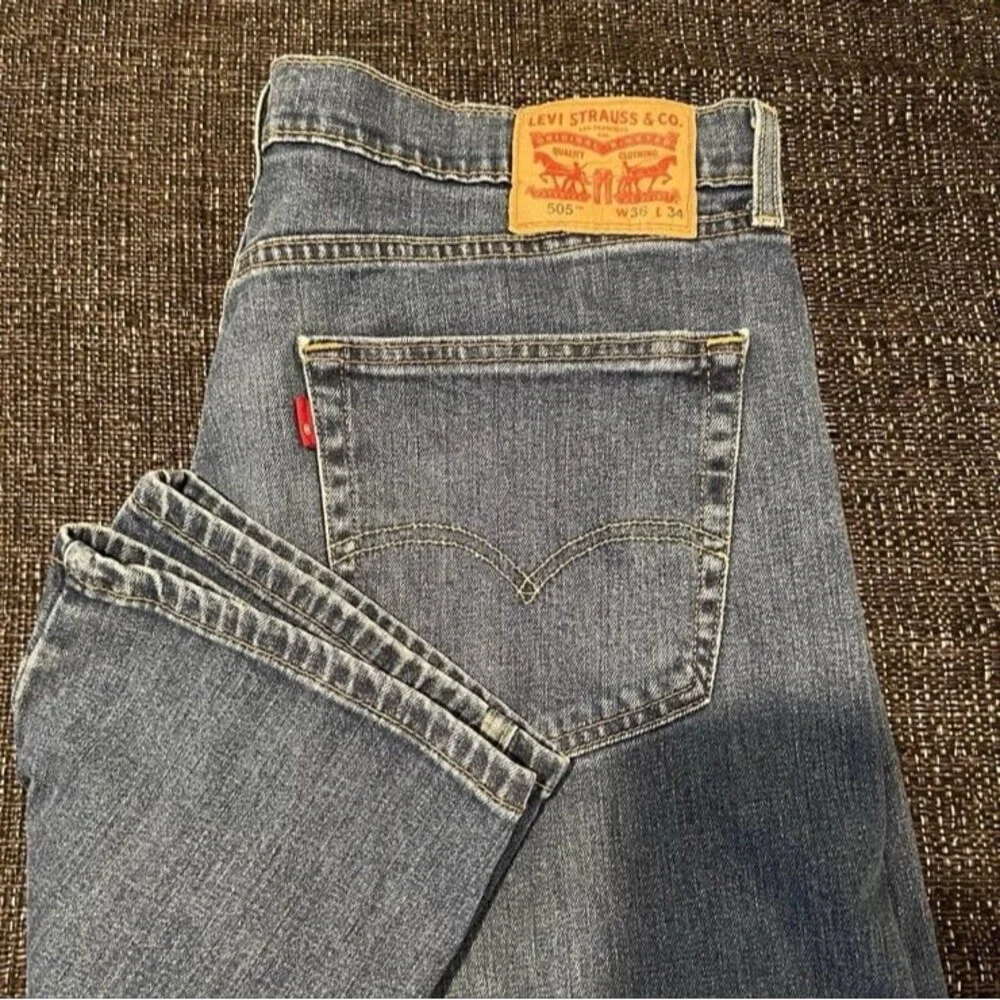 Levi's 505 Regular Straight Jeans Men's 36x34 (measurements 36x31)
